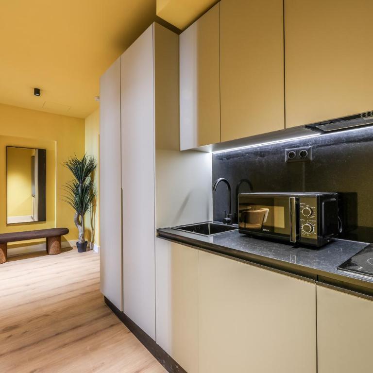 ColivINN Plaza Mayor - Deluxe One-Bedroom Apartment with City View - 18