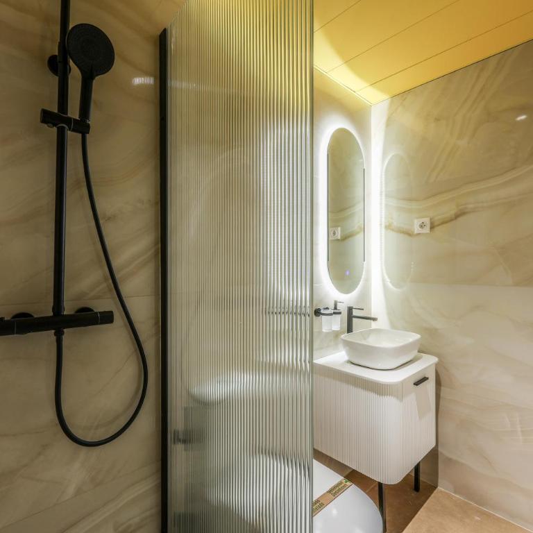 ColivINN Plaza Mayor - Deluxe One-Bedroom Apartment with City View - 15