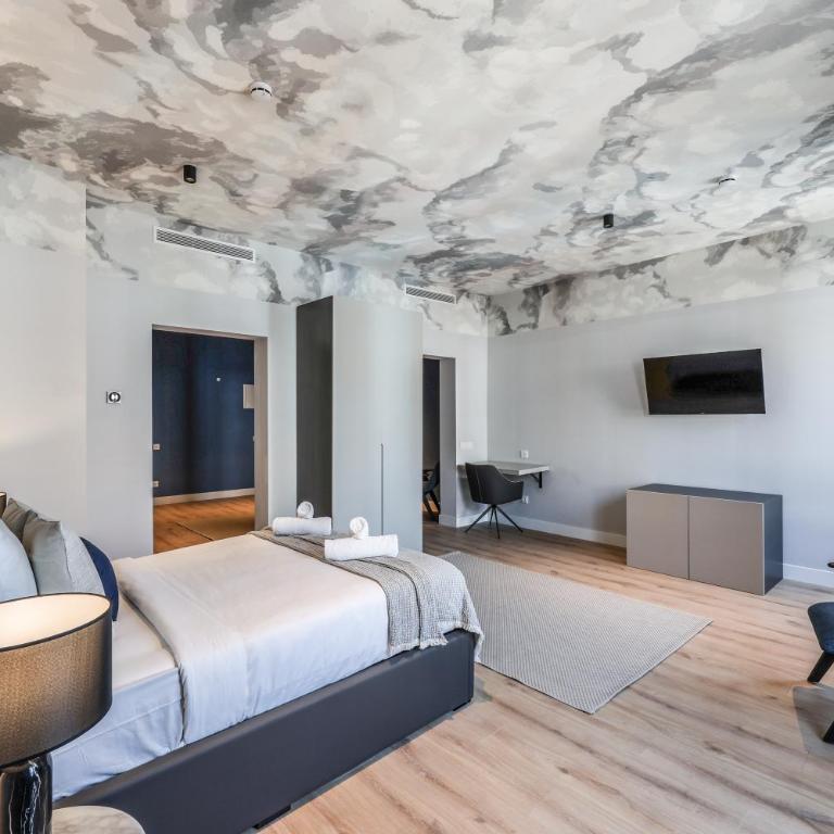 ColivINN Plaza Mayor - Deluxe One-Bedroom Apartment with City View - 28