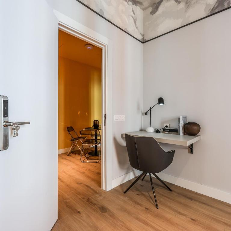 ColivINN Plaza Mayor - Two-Bedroom Deluxe Apartment with Balcony - 4