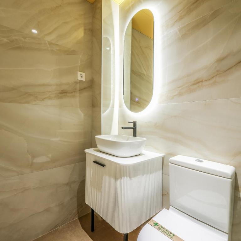 ColivINN Plaza Mayor - Two-Bedroom Deluxe Apartment with Balcony - 10