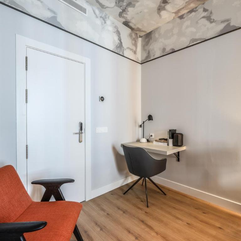 ColivINN Plaza Mayor - Two-Bedroom Deluxe Apartment with Balcony - 5