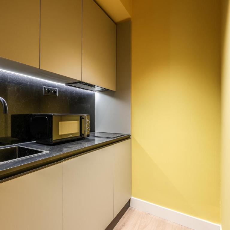 ColivINN Plaza Mayor - Two-Bedroom Deluxe Apartment with Balcony - 20