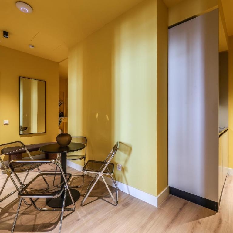 ColivINN Plaza Mayor - Two-Bedroom Deluxe Apartment with Balcony - 8