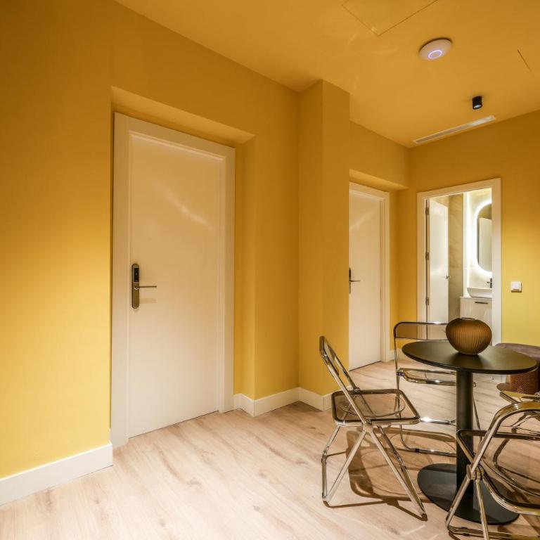 ColivINN Plaza Mayor - Two-Bedroom Deluxe Apartment with Balcony - 6