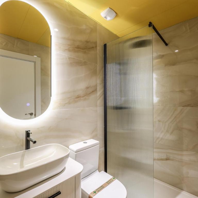 ColivINN Plaza Mayor - Two-Bedroom Deluxe Apartment with Balcony - 7