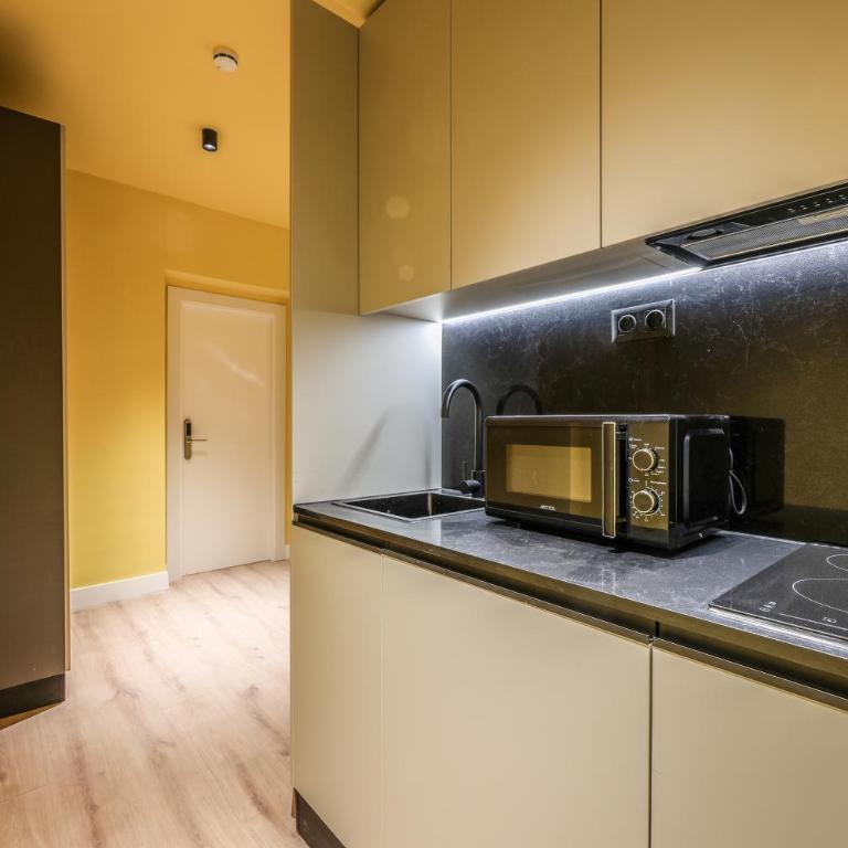ColivINN Plaza Mayor - Two-Bedroom Deluxe Apartment with Balcony - 9