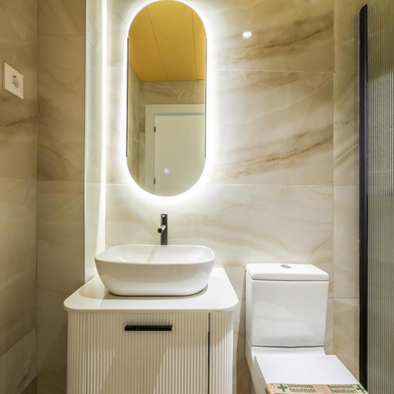 ColivINN Plaza Mayor - Two-Bedroom Deluxe Apartment with Balcony - 11