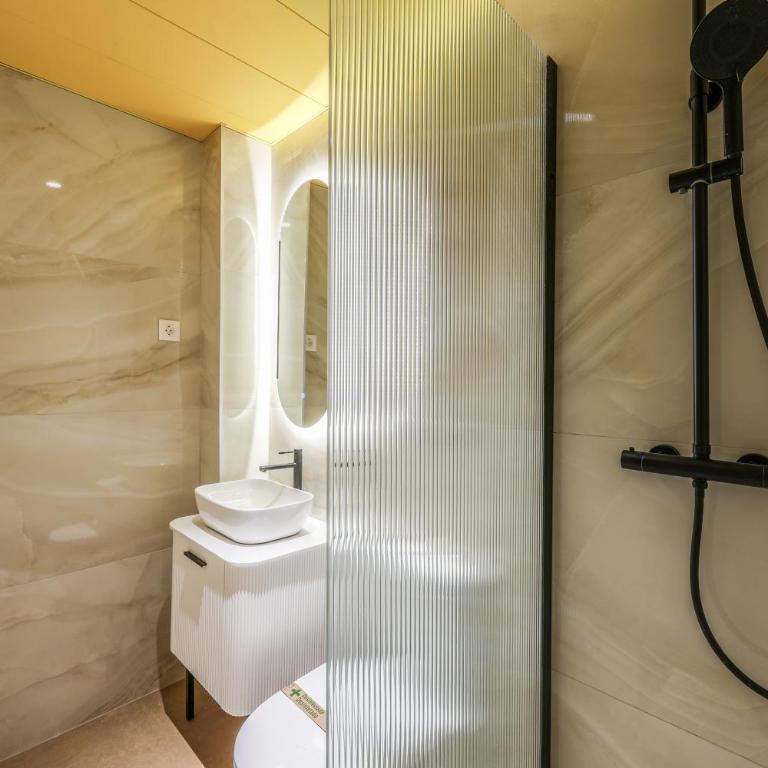 ColivINN Plaza Mayor - Two-Bedroom Deluxe Apartment with Balcony - 15
