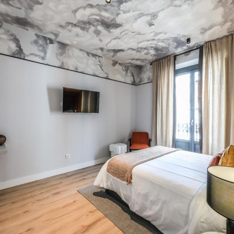 ColivINN Plaza Mayor - Two-Bedroom Deluxe Apartment with Balcony - 17