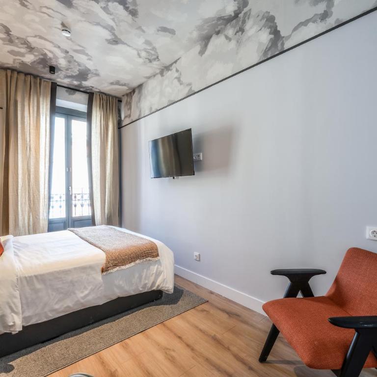 ColivINN Plaza Mayor - Two-Bedroom Deluxe Apartment with Balcony - 16