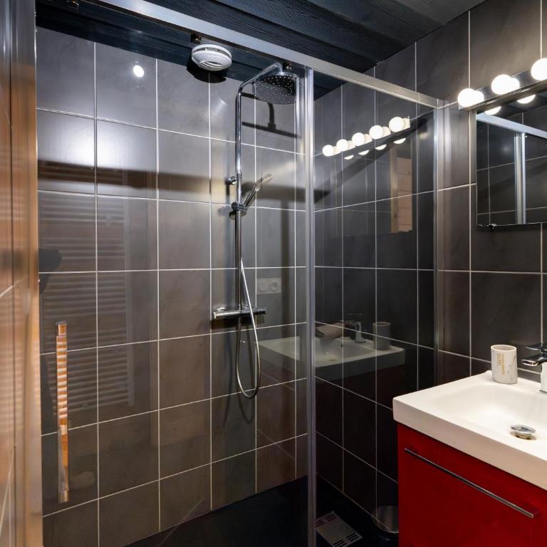 Chalet des Cîmes, chaleureux avec jacuzzi et sauna - Chalet - 42