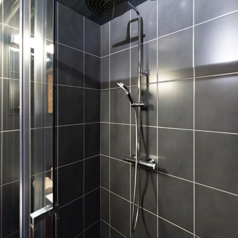Chalet des Cîmes, chaleureux avec jacuzzi et sauna - Chalet - 53