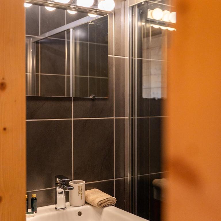 Chalet des Cîmes, chaleureux avec jacuzzi et sauna - Chalet - 89