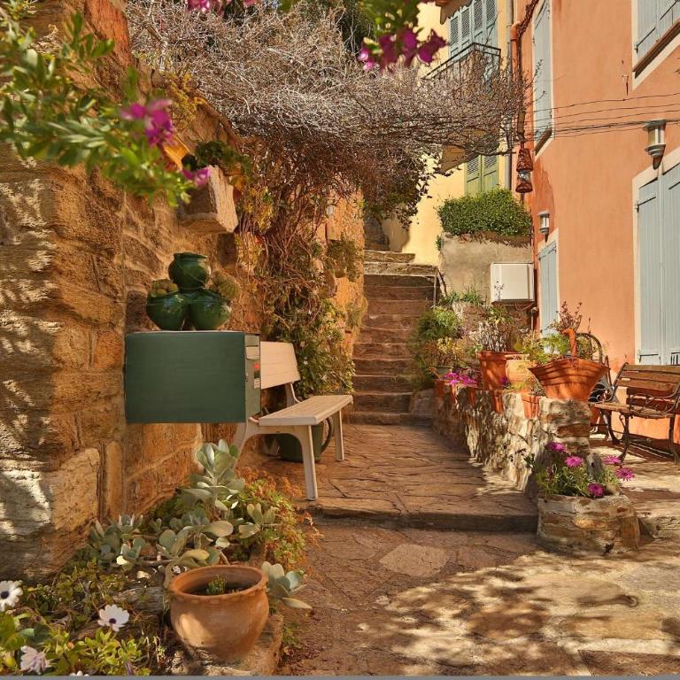 SELECT'soHOME - Duplex avec terrasse pour 4 au cœur du village historique de Bormes-les-mimosas ! - IRUNDA - Appartement 2 Chambres - 14