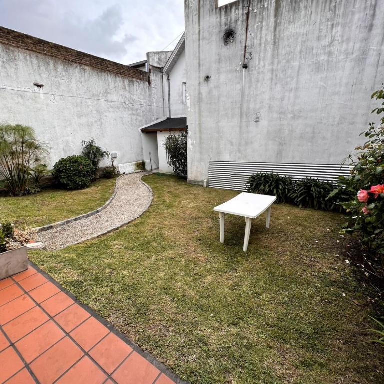 Casa amplia en el corazón de Güemes - Three-Bedroom House - 2