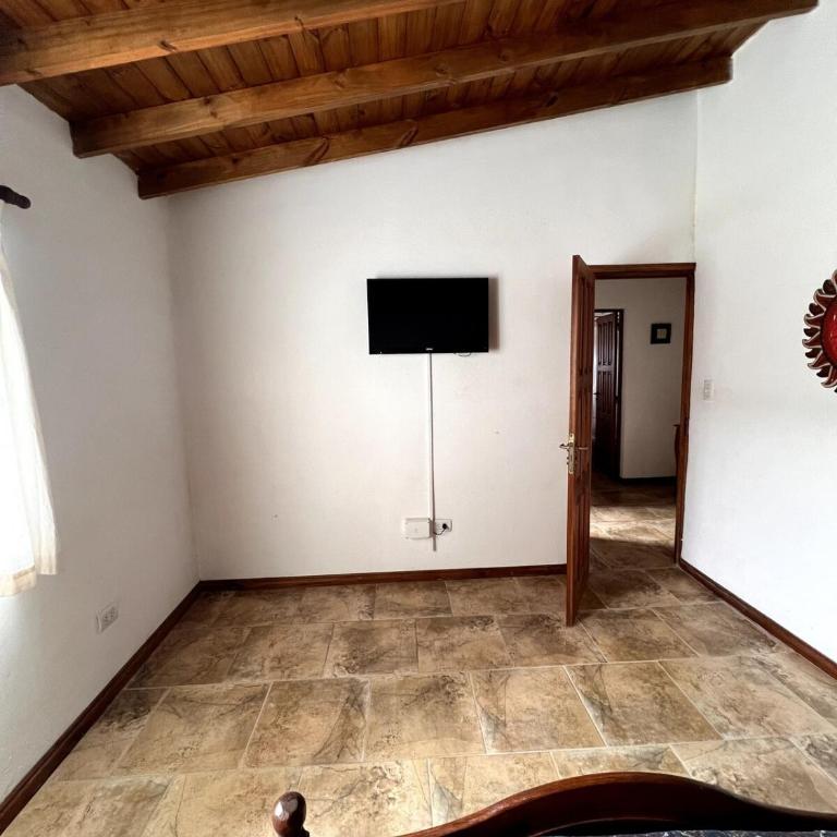 Casa amplia en el corazón de Güemes - Three-Bedroom House - 6