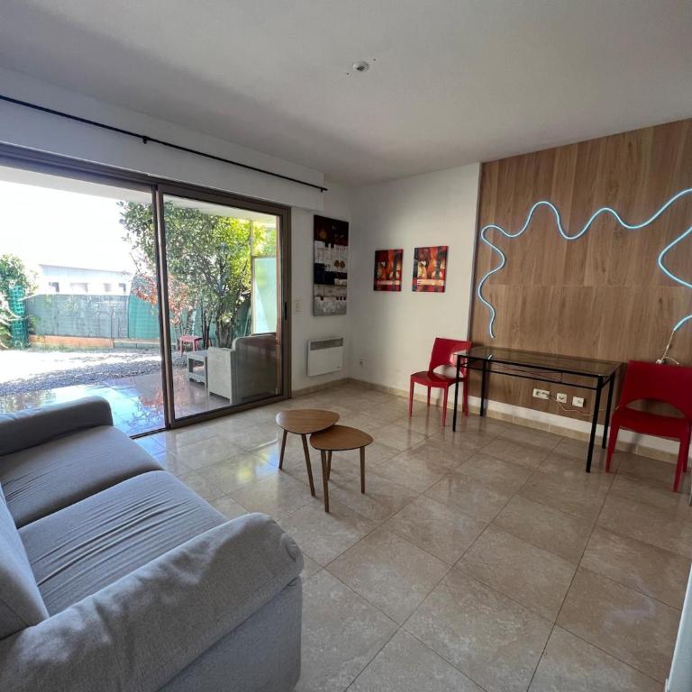 Grand studio avec terrace et parking - Studio Apartment - 1