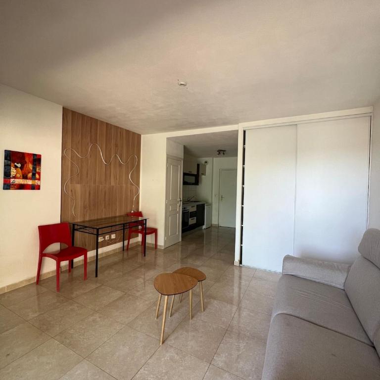 Grand studio avec terrace et parking - Studio Apartment - 10