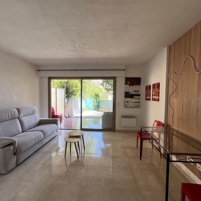 Grand studio avec terrace et parking - Studio Apartment - 9