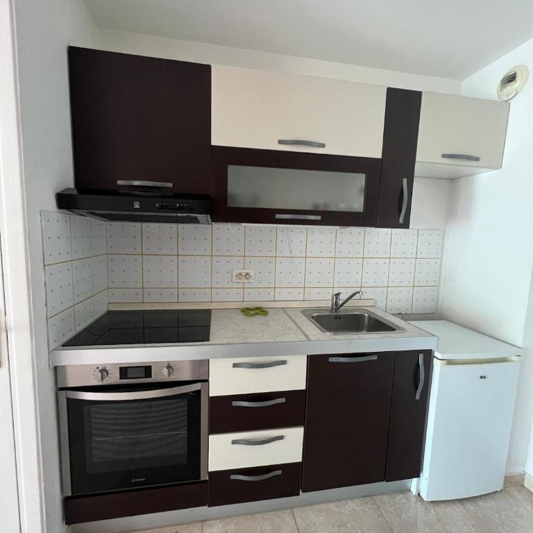 Grand studio avec terrace et parking - Studio Apartment - 8
