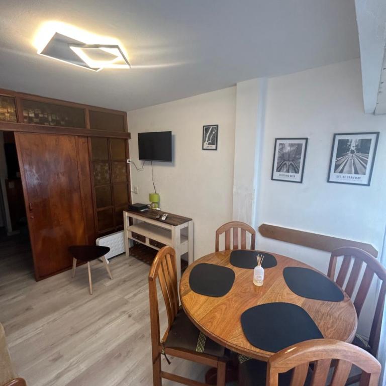 Amplio monoambiente subdividido zona centro - One-Bedroom Apartment - 4