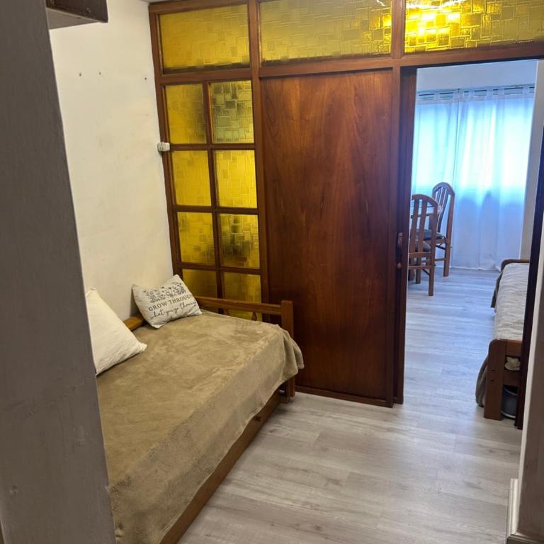Amplio monoambiente subdividido zona centro - One-Bedroom Apartment - 3