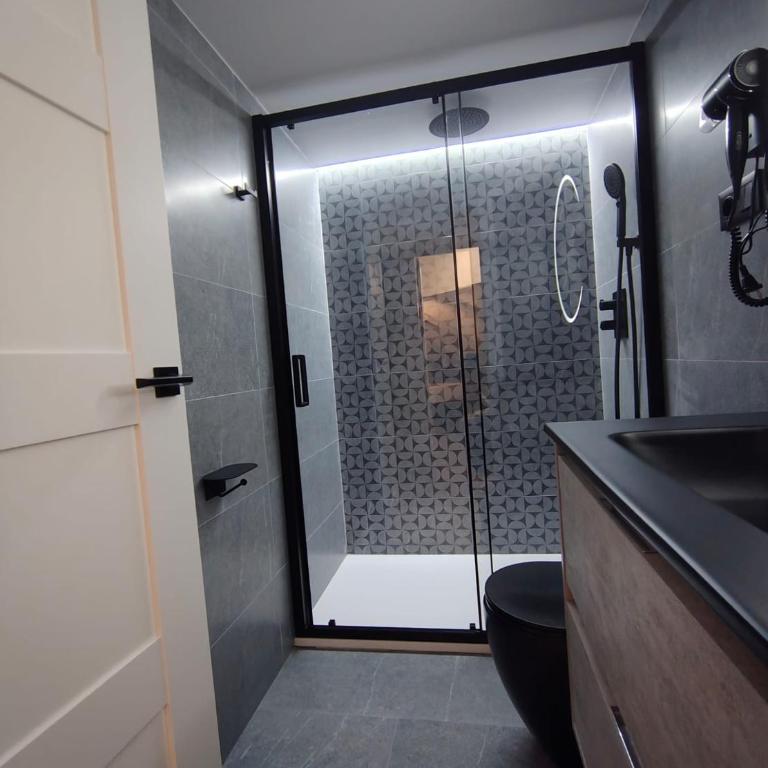 JQ Madrid 2 - Habitación Familiar con baño privado - 12