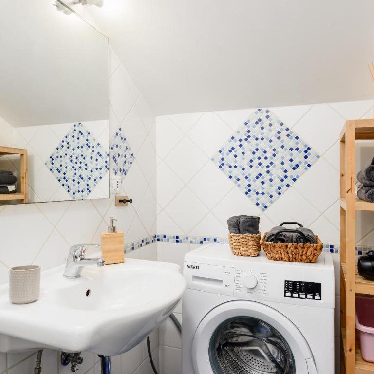 Tiny Vibes - Central Cozy Attic Studio - One-Bedroom Apartment - 8