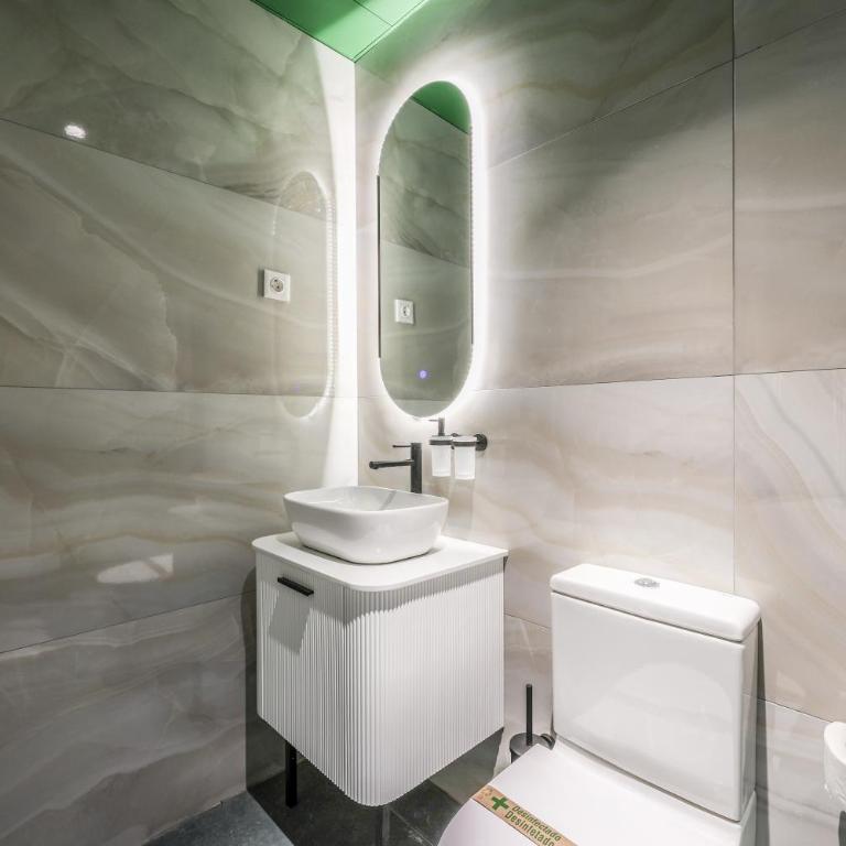 AmazINN Collection Madrid Plaza Mayor - Apartamento Deluxe de 2 dormitorios con balcón - 23