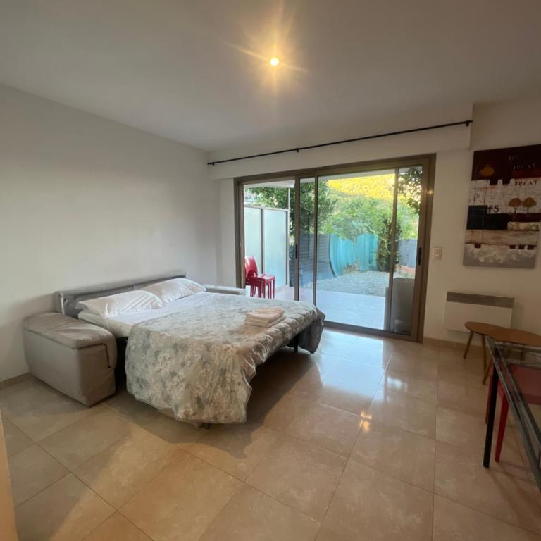 Grand studio avec terrace et parking - Studio Apartment - 4