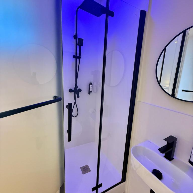 Mucho Madrid - Classic Double Room with Balcony and Views - 7