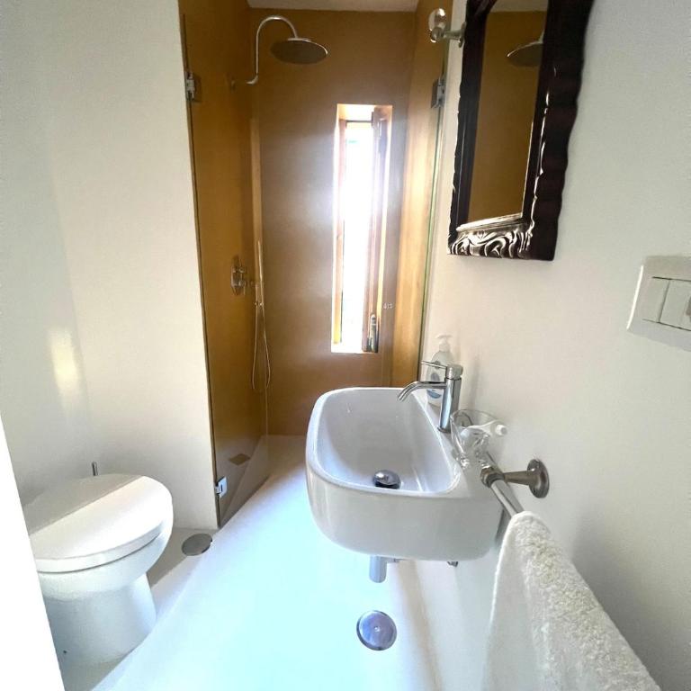 Alice's new studio apartment in the center of Chiaia - One-Bedroom Apartment - 23