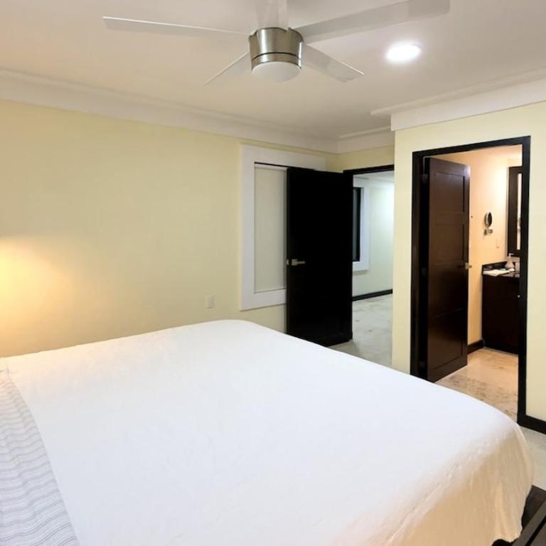 Big & Luxury 2 Bedroom Condo on 5th Ave, King Bed, 2 Baths, Steps from the beach - Two-Bedroom Apartment with Private Pool - 2