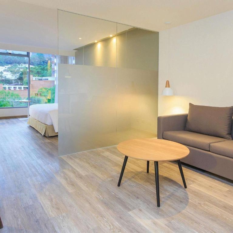 Novotel Medellin El Tesoro - Suite Superior con cama grande y sofá cama - 3