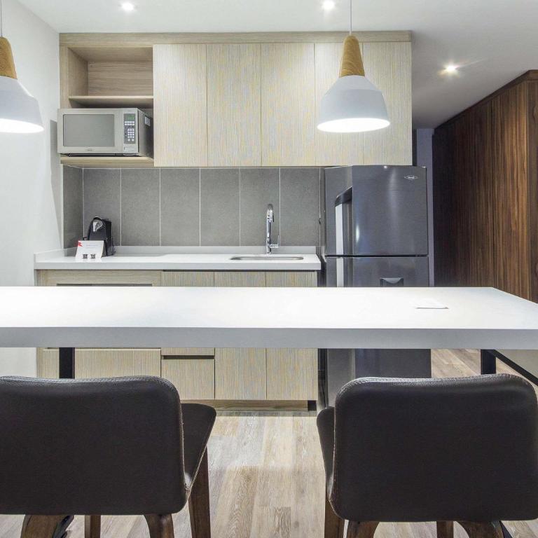 Novotel Medellin El Tesoro - Suite Superior con cama grande y sofá cama - 2