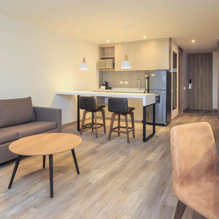 Novotel Medellin El Tesoro - Suite Superior con cama grande y sofá cama - 4