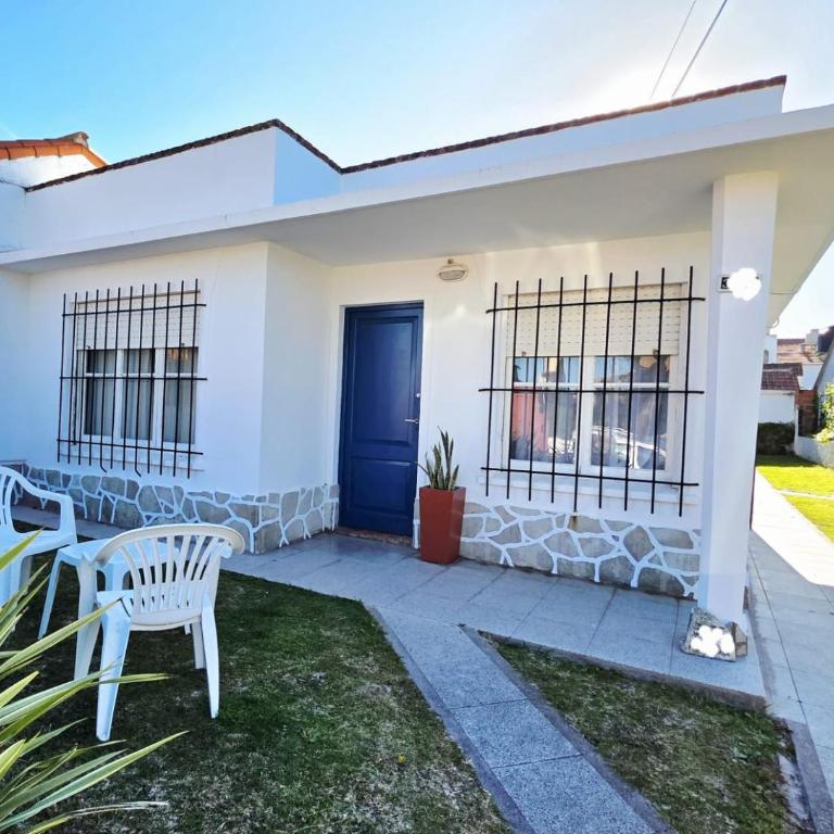 CASA FARO MARDEL 6 PERSONAS - MINIMO 2 NOCHEs!!!! 2 CUADRAS DEL MAR Y DE MUTE - Two-Bedroom House - 1