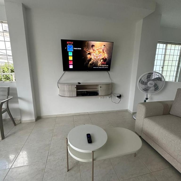 Apartamento con cinco habitaciones y parqueadero - Apartamento - 24