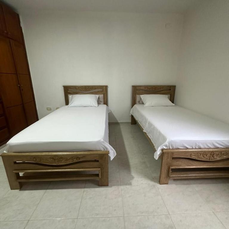 Apartamento con cinco habitaciones y parqueadero - Apartamento - 7