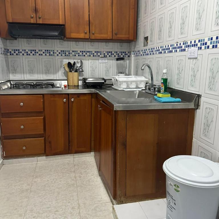 Apartamento con cinco habitaciones y parqueadero - Apartamento - 25