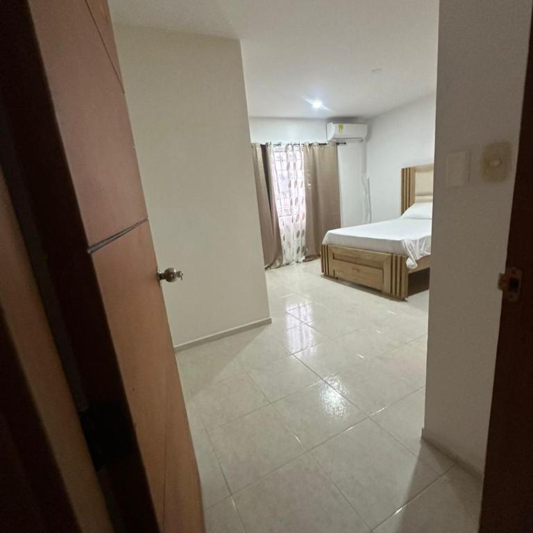 Apartamento con cinco habitaciones y parqueadero - Apartamento - 26
