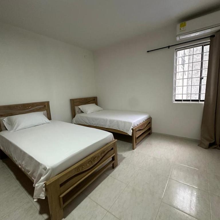 Apartamento con cinco habitaciones y parqueadero - Apartamento - 28