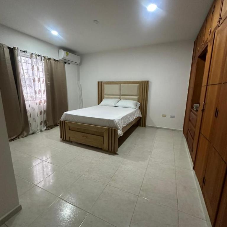 Apartamento con cinco habitaciones y parqueadero - Apartamento - 4