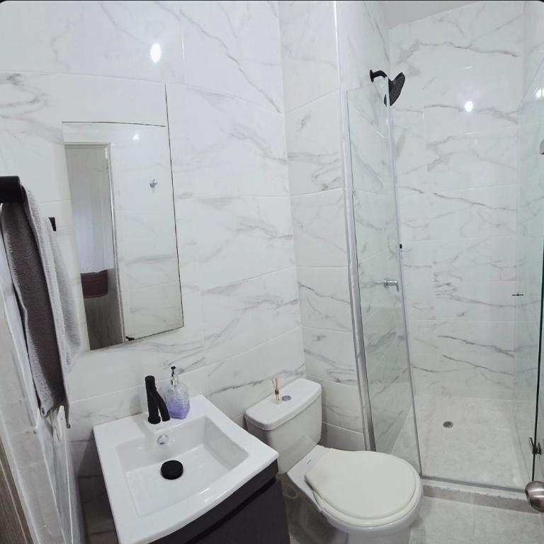 Hermoso apartamento cerca a las playas de Marbella - Three-Bedroom Apartment - 15