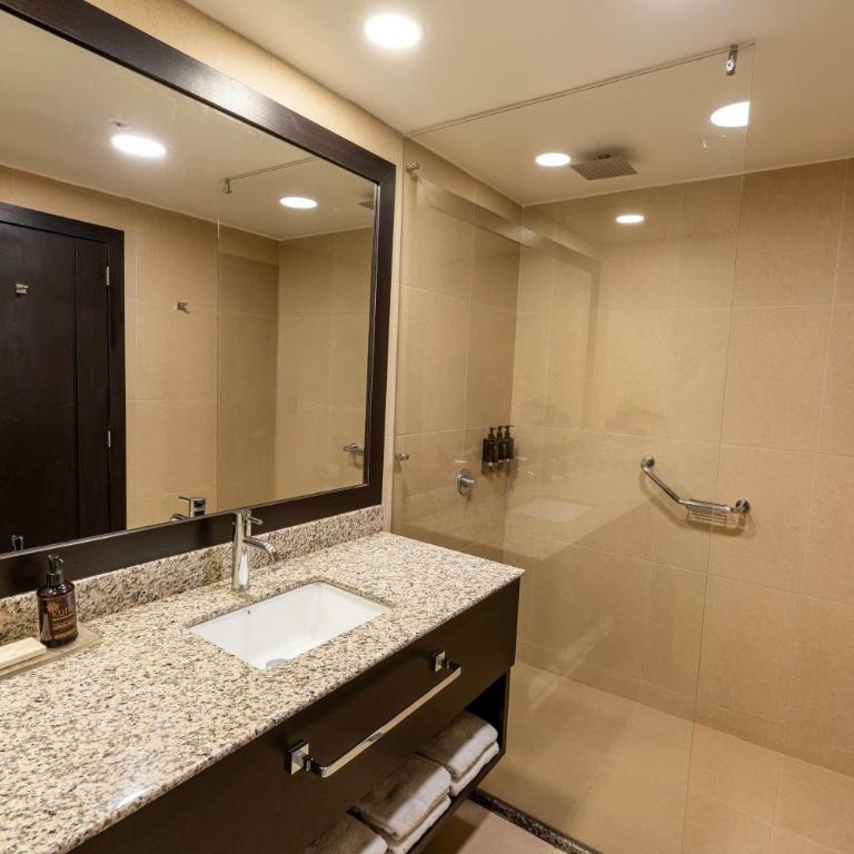 Wyndham Quito Airport - Habitación Deluxe con cama extragrande - No fumadores - 6