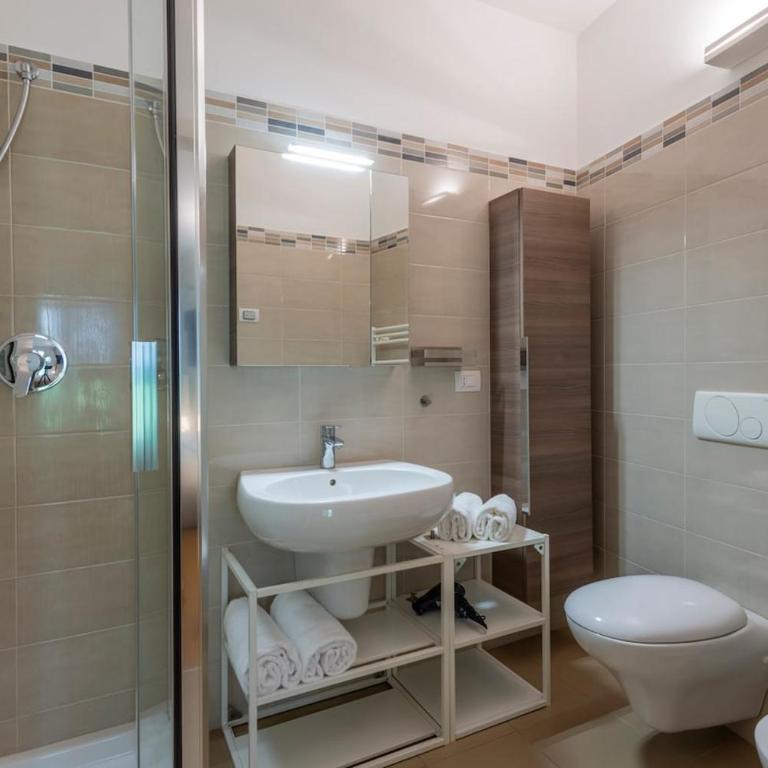 B Home - Elegant Apt with Terrace & Gym - Appartamento con 2 Camere da Letto - 9