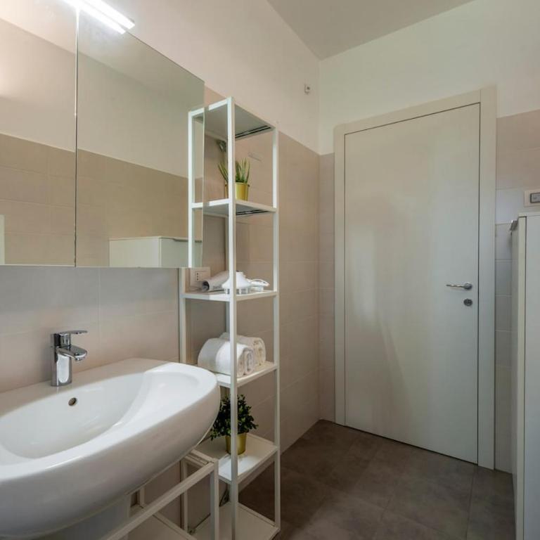 B Home - Elegant Apt with Terrace & Gym - Appartamento con 2 Camere da Letto - 14