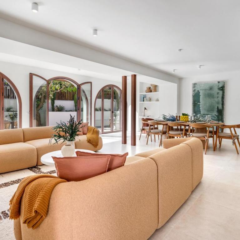 VACATION MARBELLA I Villa Lumea, Luxury Villa, Private Heated Pool, Andalusian Charm Oasis, Walking Distance to Puerto Banus and Beaches - Villa Superior - 2