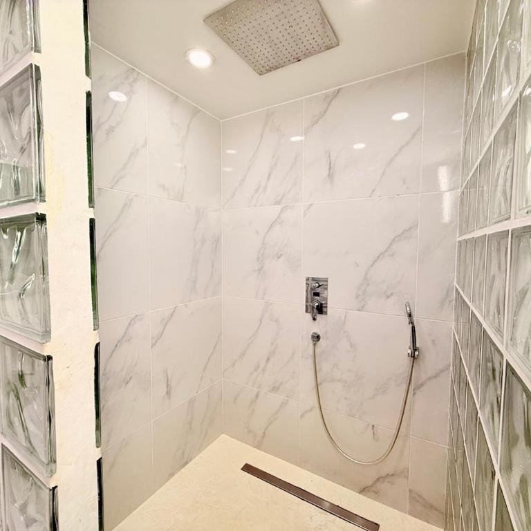 Les Suites Bisous Metz - Jacuzzi & Private Sauna - One-Bedroom Apartment - 18